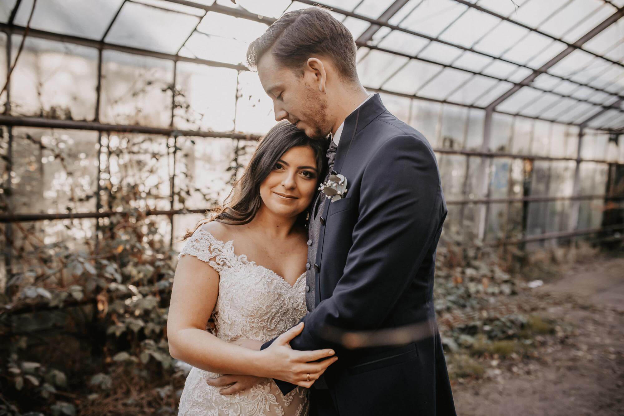 Foto mit Details zu Hochzeit Gewaechshaus Koeln After Wedding Couple Vintage Lost und Place der Kategorie Hochzeit