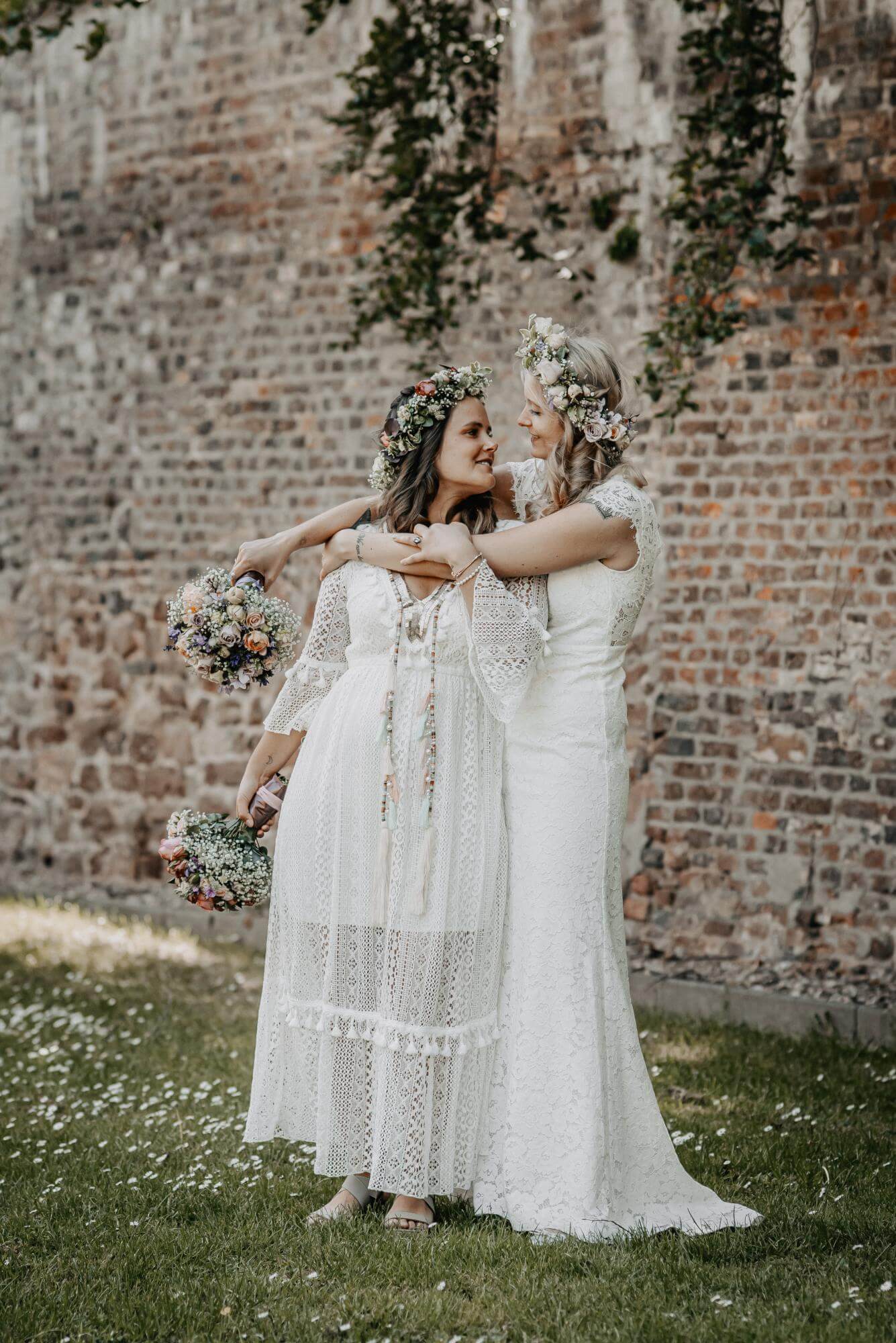 Foto mit Details zu Hochzeit Mrsandmrs Frauenhochzeit Zwei Frauen Gay und Wedding der Kategorie Hochzeit