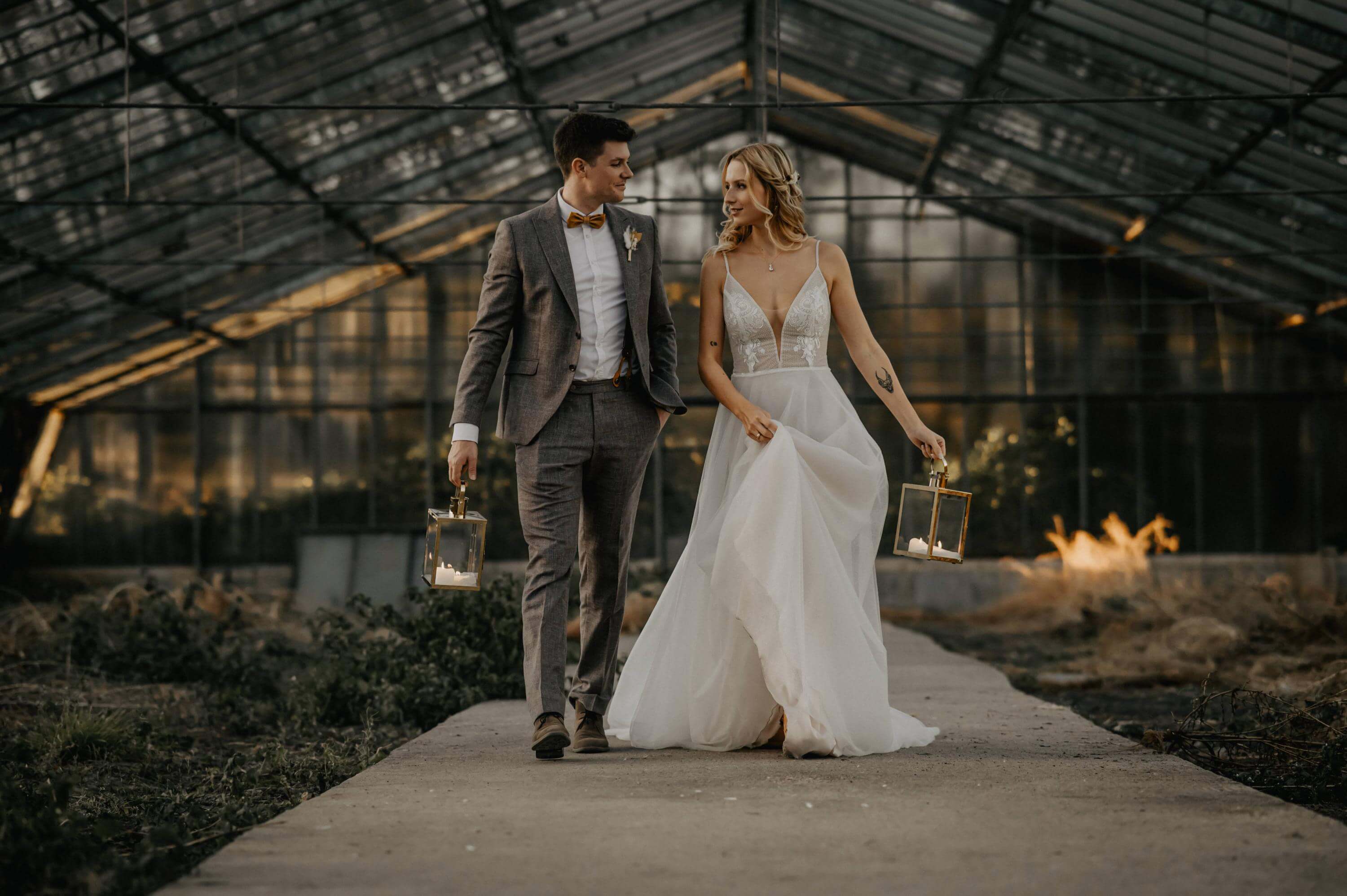 Foto mit Details zu Hochzeit Paarshooting Senfgelb und Gewaechshaus der Kategorie Hochzeit