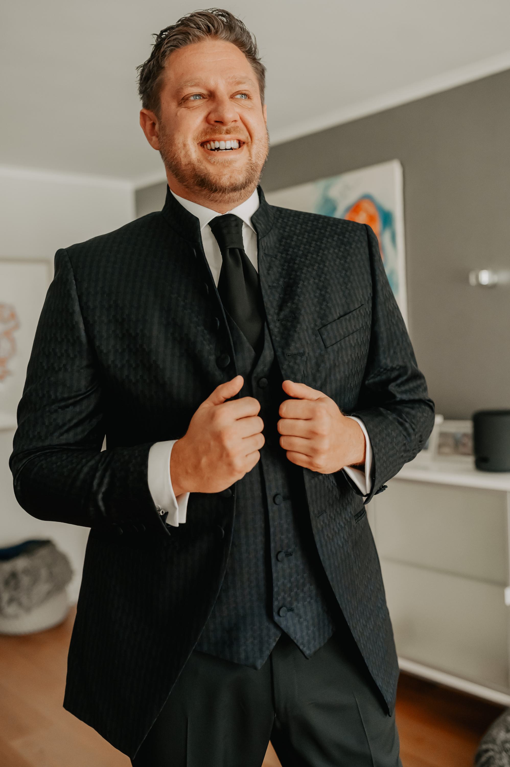 Hochzeit Getting ready Braeutigam und Duisburg Foto mit Details zu Hochzeit Getting ready Braeutigam und Duisburg der Kategorie Hochzeit