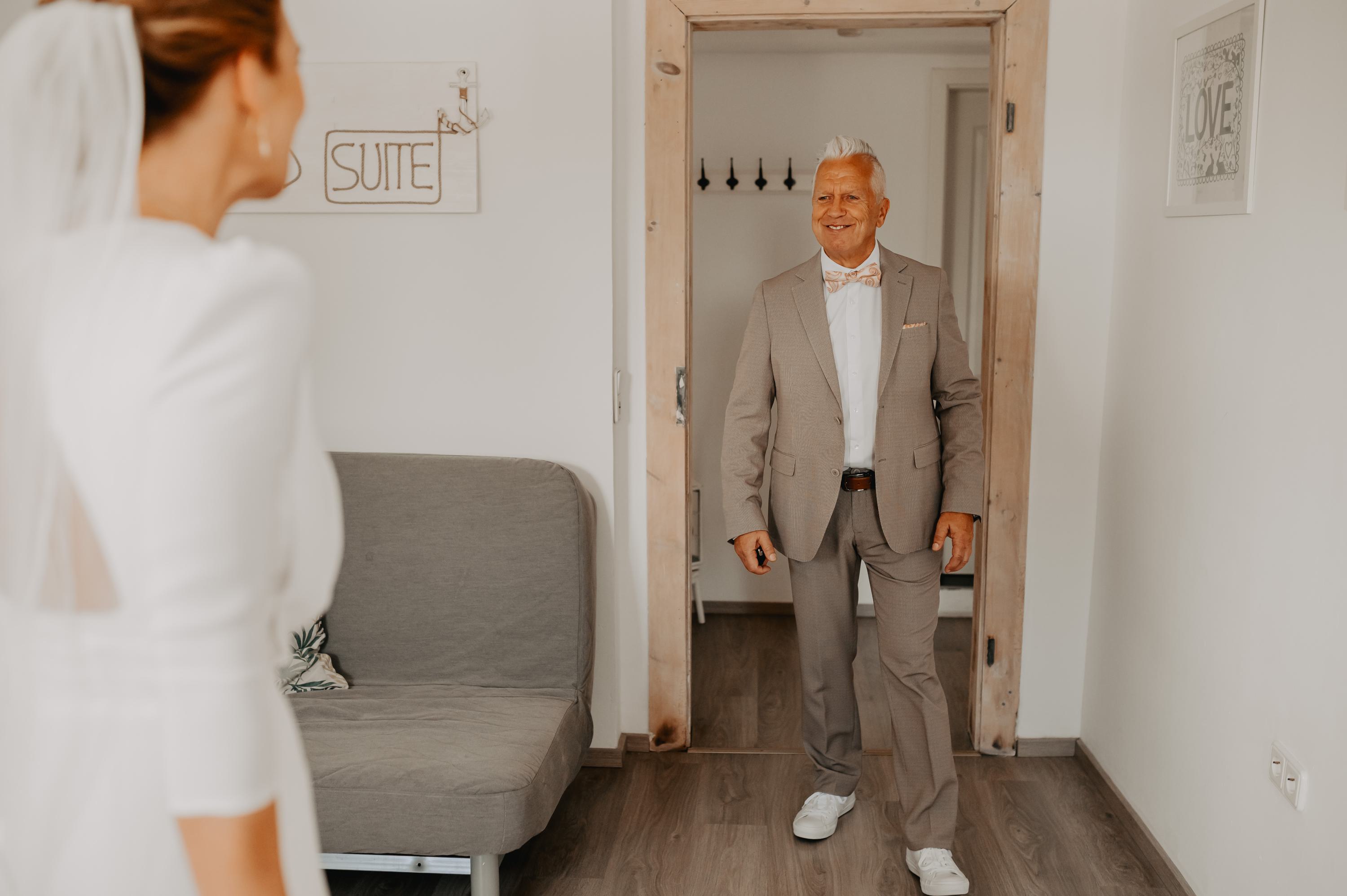 Hochzeit First look Brautvater Restaurant freya und Suite Foto mit Details zu Hochzeit First look Brautvater Restaurant freya und Suite der Kategorie Hochzeit