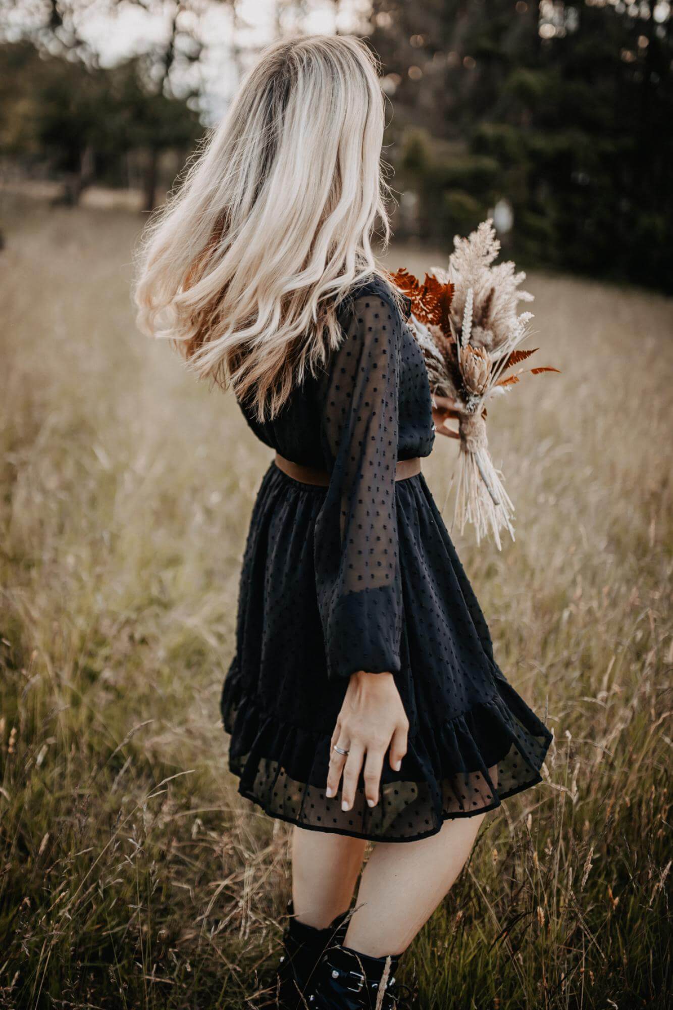 Portrait Boho Girl und Trockenblumen Foto mit Details zu Portrait Boho Girl und Trockenblumen der Kategorie Portrait