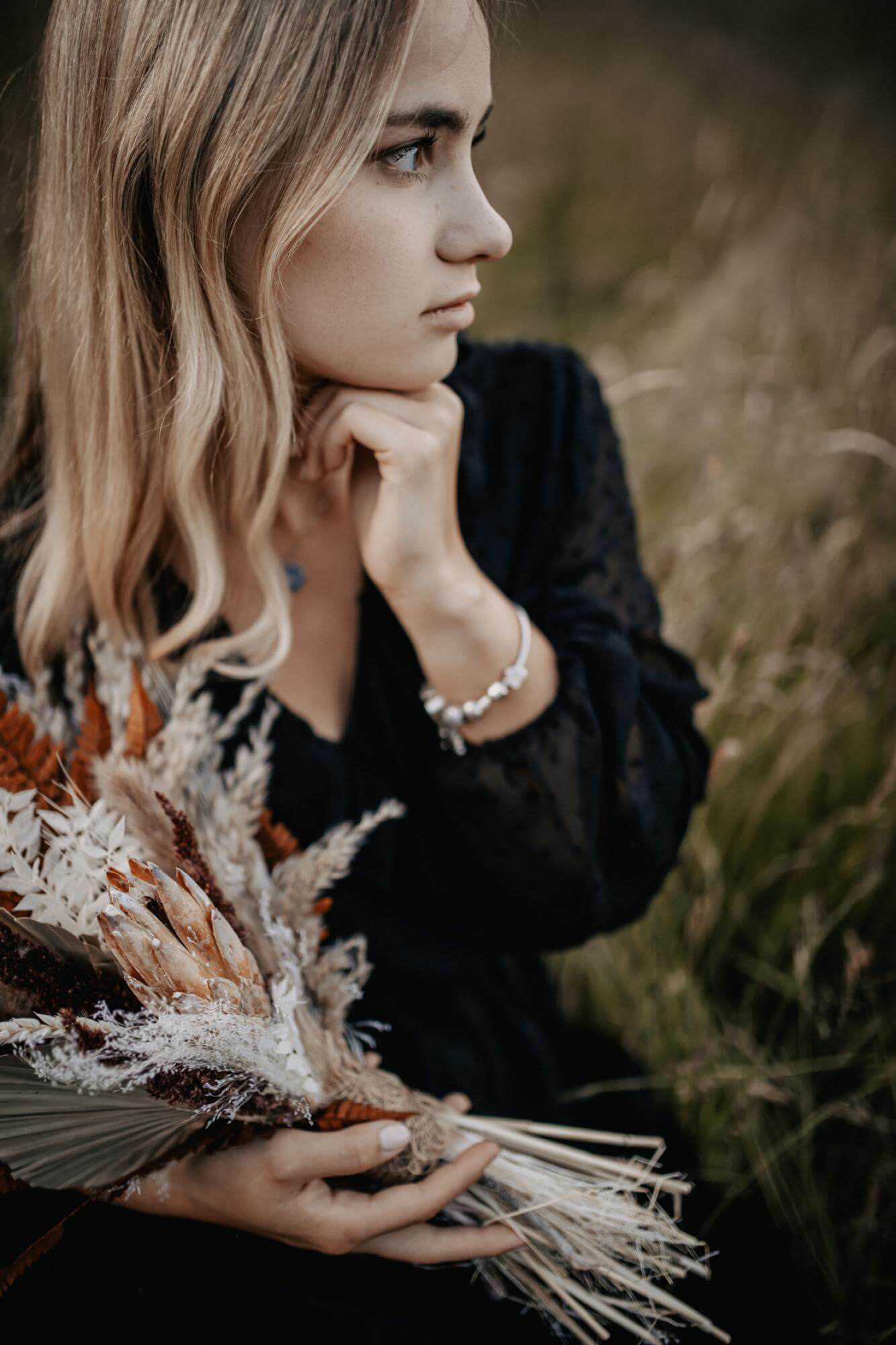 Portrait Boho Girl und Trockenblumen Foto mit Details zu Portrait Boho Girl und Trockenblumen der Kategorie Portrait