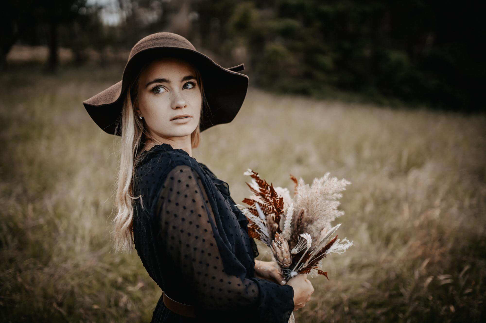 Foto mit Details zu Portrait Boho Girl und Trockenblumen der Kategorie Portrait