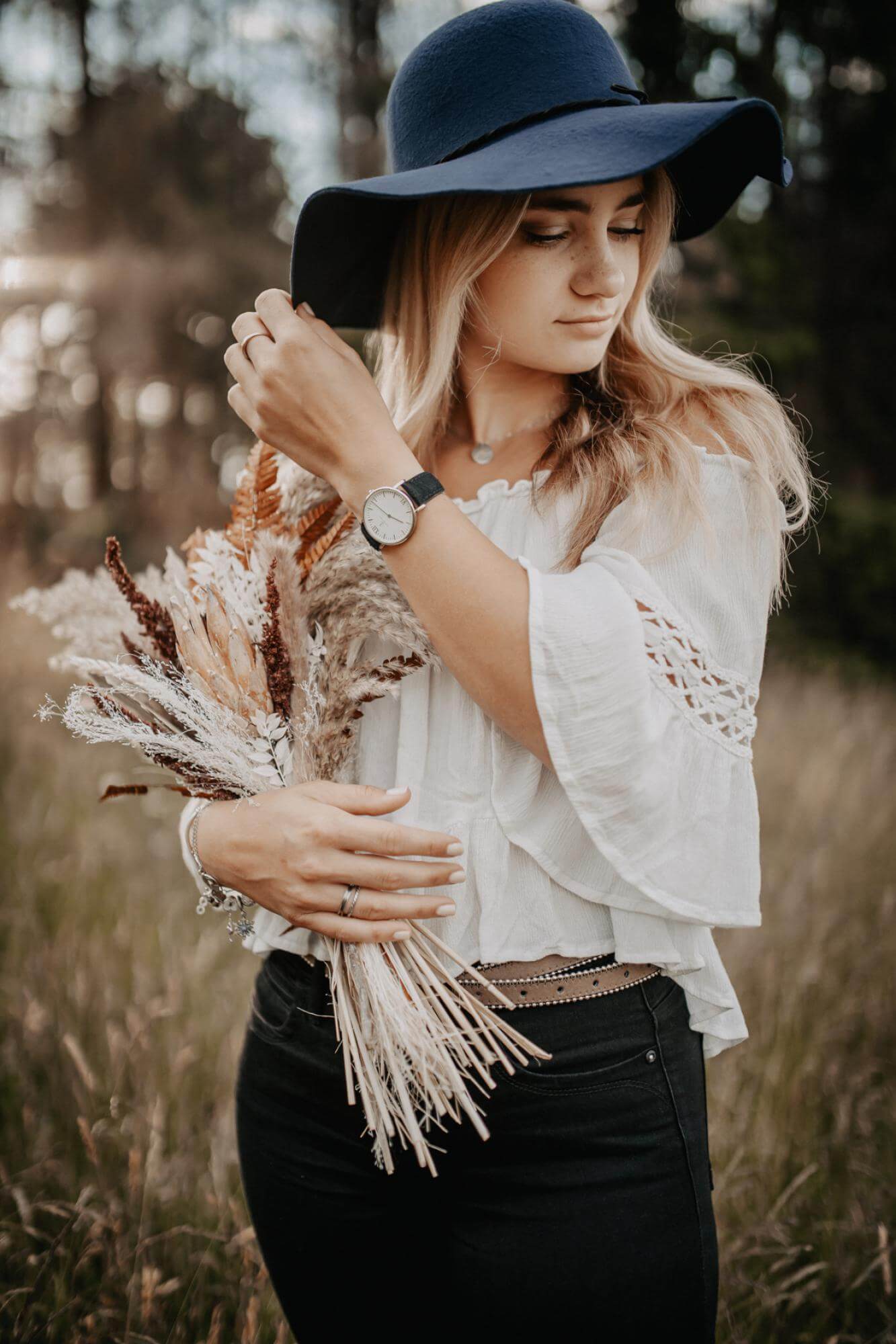 Portrait Boho Girl und Trockenblumen Foto mit Details zu Portrait Boho Girl und Trockenblumen der Kategorie Portrait