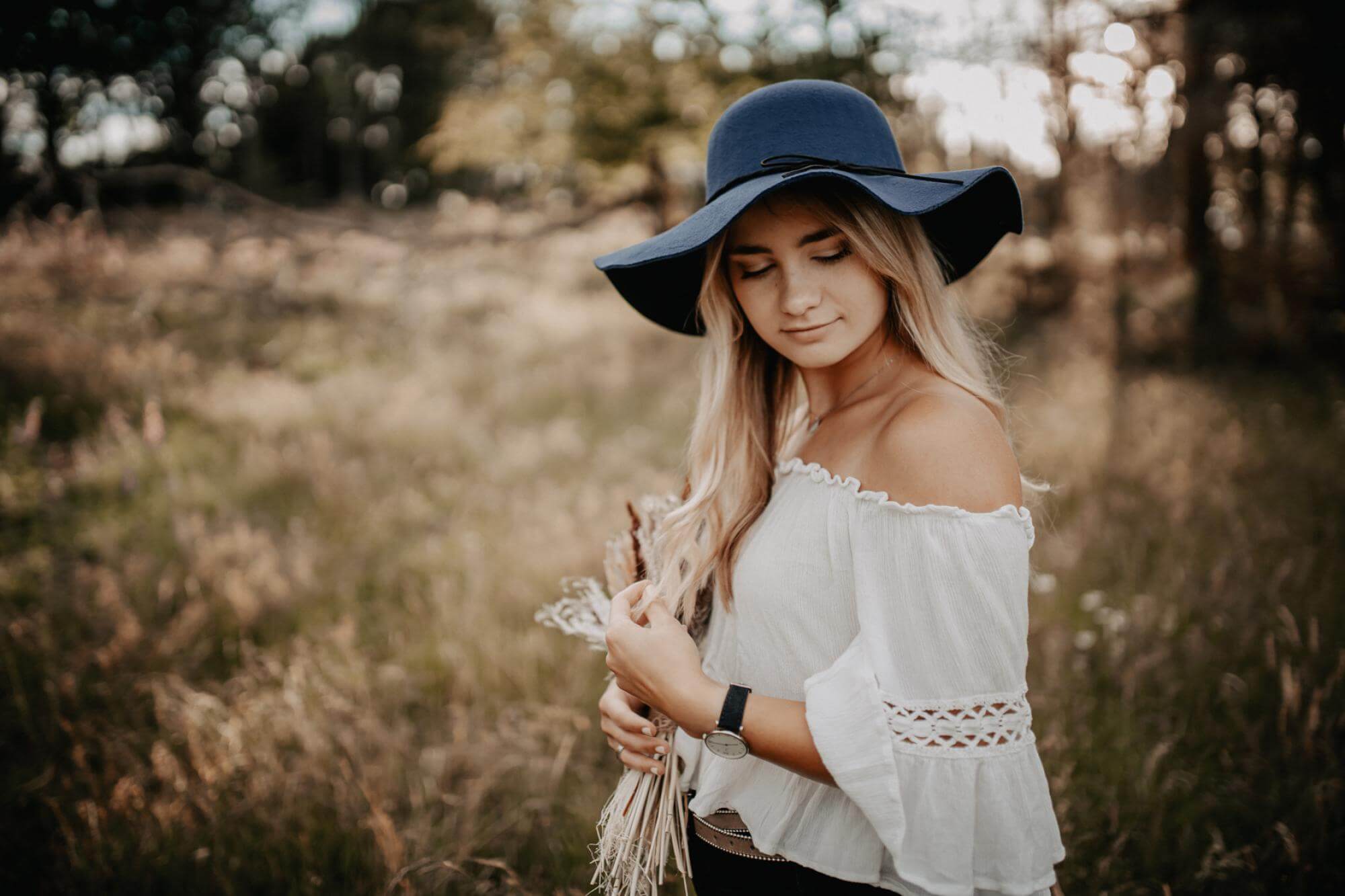 Portrait Boho Girl und Trockenblumen Foto mit Details zu Portrait Boho Girl und Trockenblumen der Kategorie Portrait