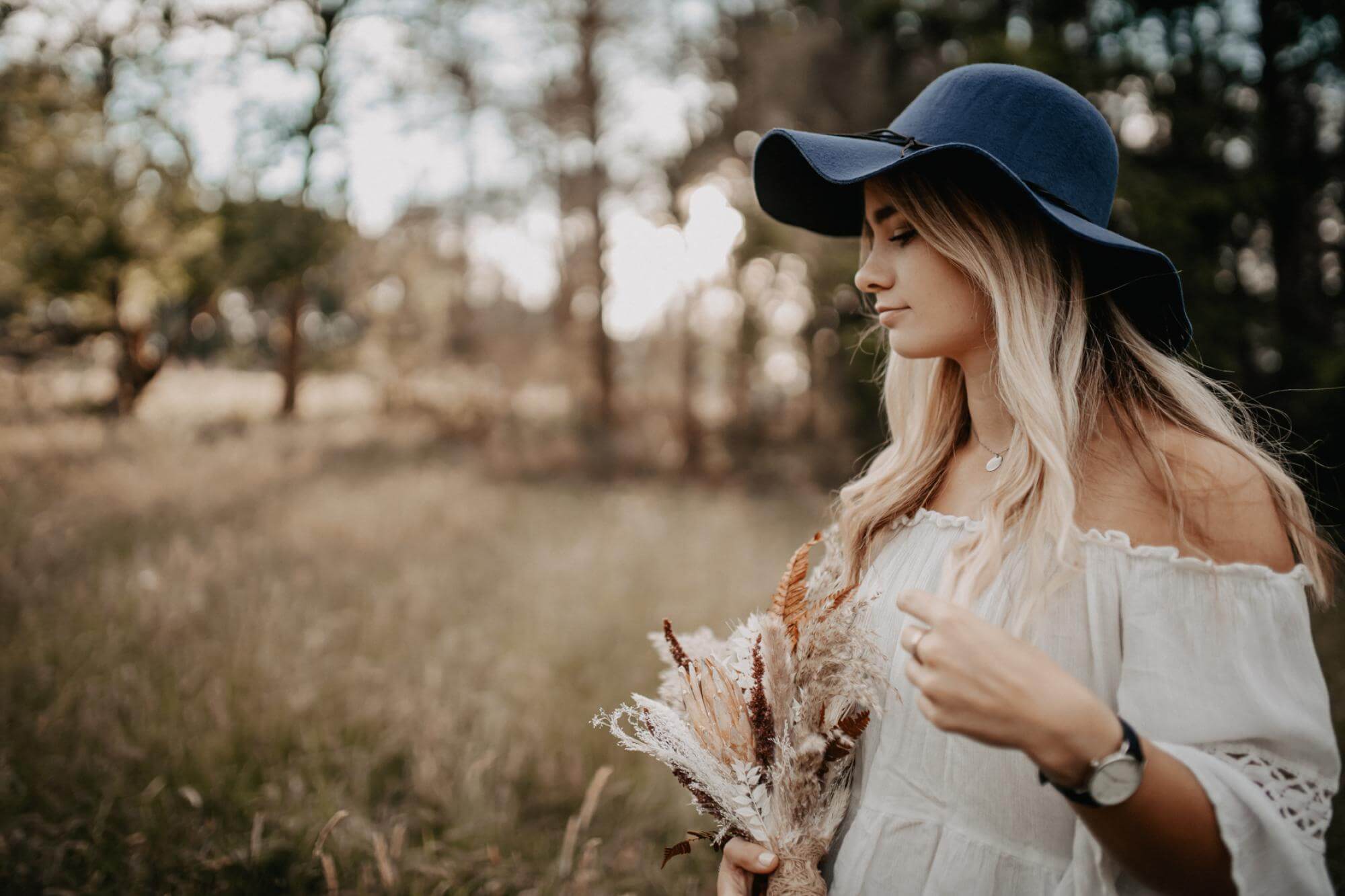 Portrait Boho Girl und Trockenblumen Foto mit Details zu Portrait Boho Girl und Trockenblumen der Kategorie Portrait