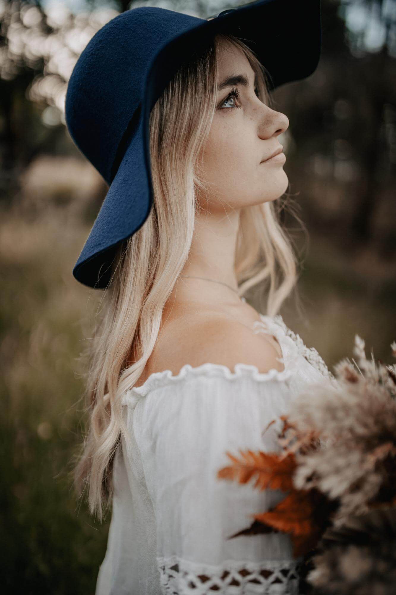 Portrait Boho Girl und Trockenblumen Foto mit Details zu Portrait Boho Girl und Trockenblumen der Kategorie Portrait