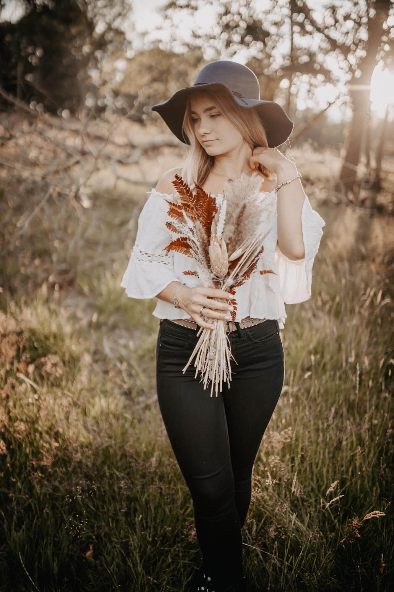 Portrait Boho Girl und Trockenblumen Foto mit Details zu Portrait Boho Girl und Trockenblumen der Kategorie Portrait