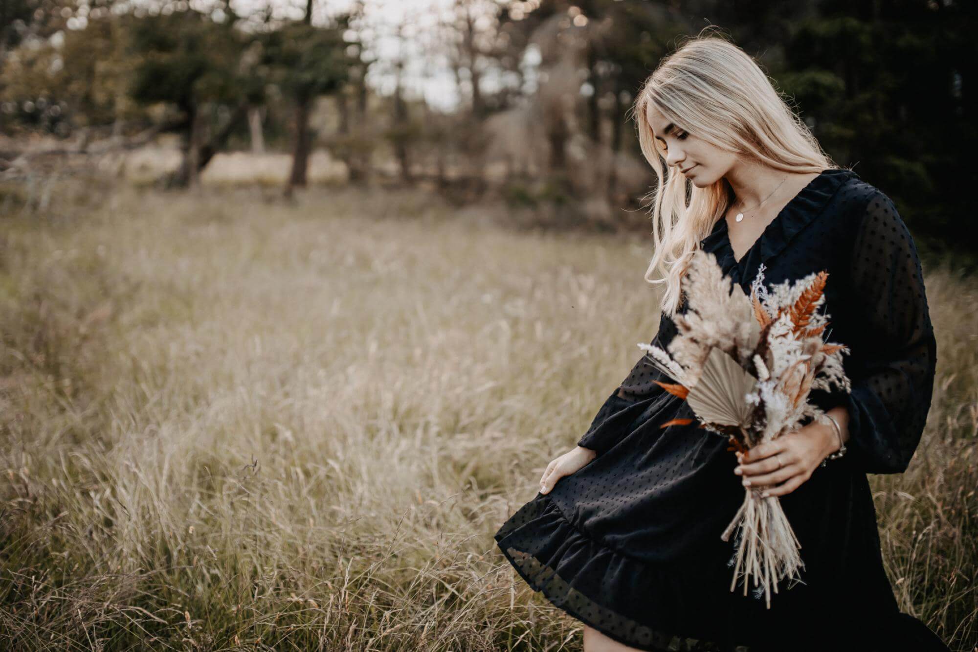 Portrait Boho Girl und Trockenblumen Foto mit Details zu Portrait Boho Girl und Trockenblumen der Kategorie Portrait