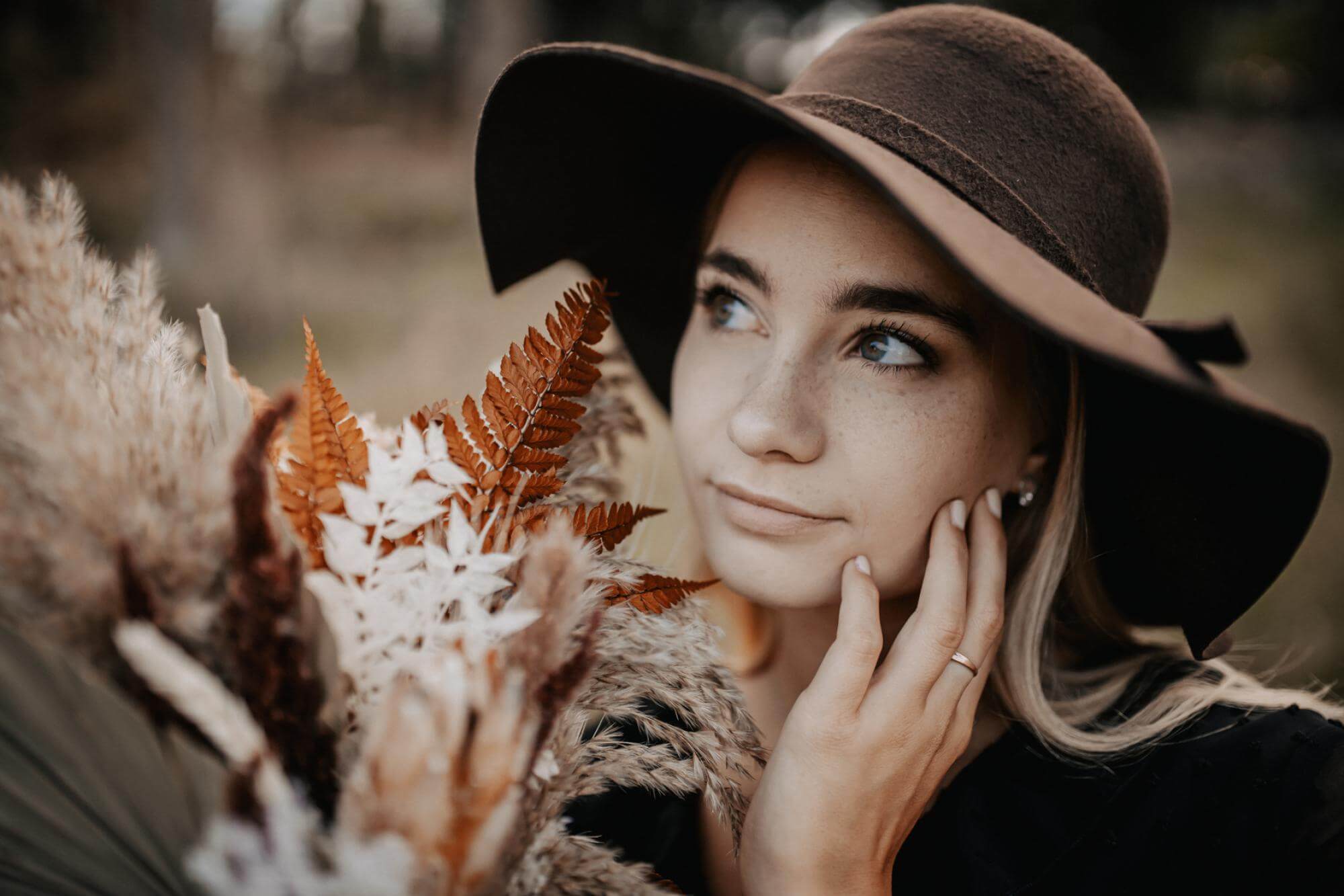 Portrait Boho Girl und Trockenblumen Foto mit Details zu Portrait Boho Girl und Trockenblumen der Kategorie Portrait