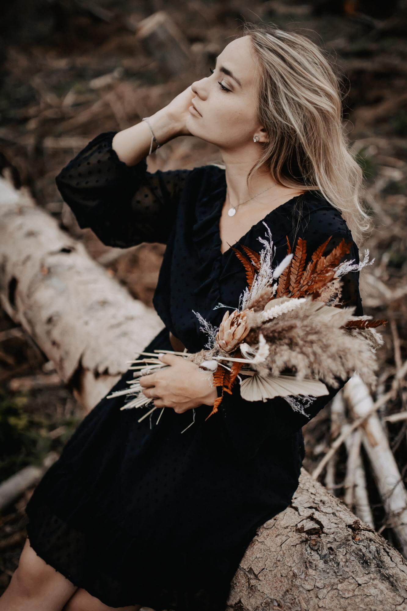 Portrait Boho Girl und Trockenblumen Foto mit Details zu Portrait Boho Girl und Trockenblumen der Kategorie Portrait